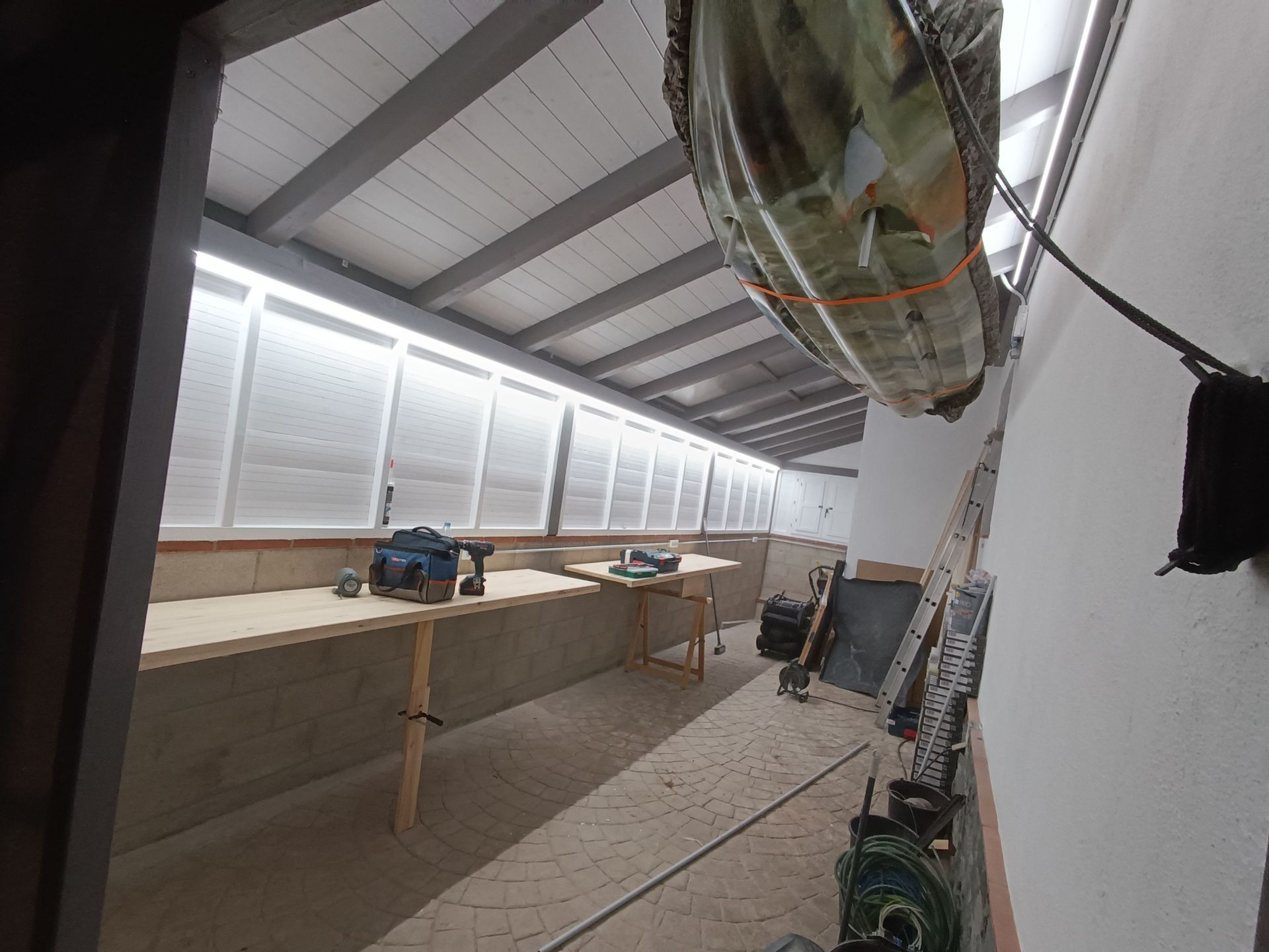 Una habitación con un techo que tiene muchas luces.