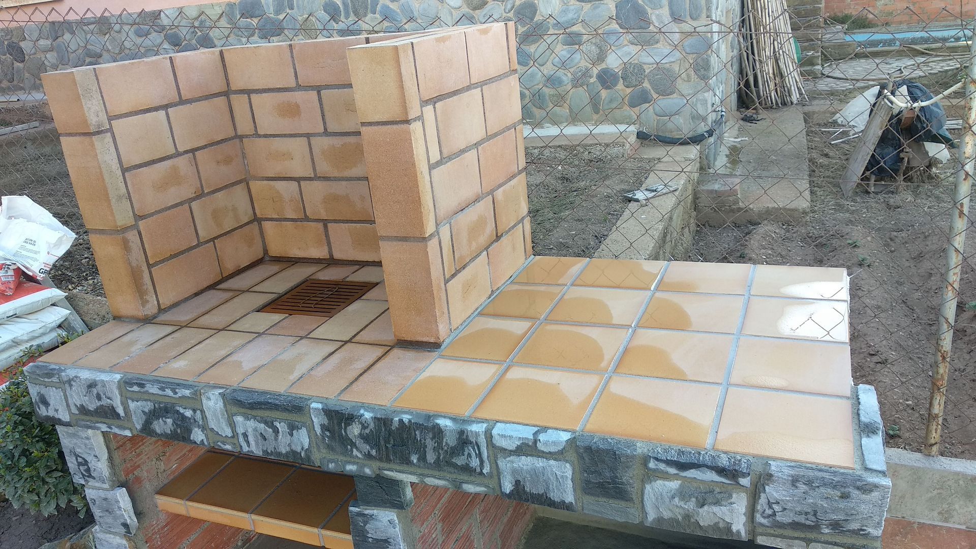 Se está construyendo un horno de ladrillos en un patio trasero.