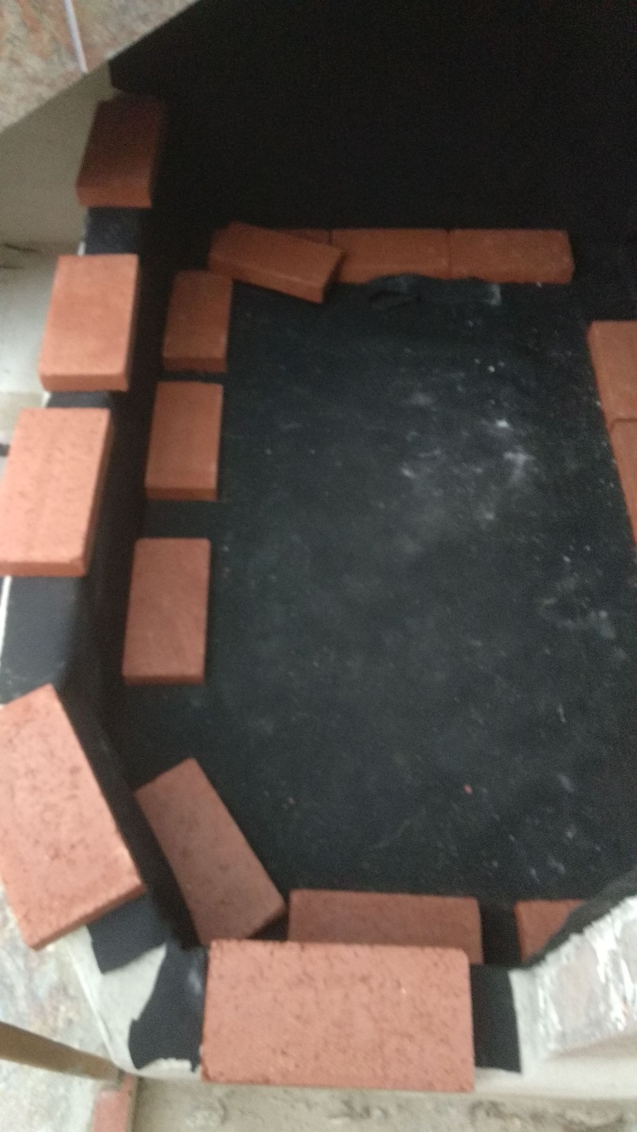 Un montón de ladrillos están colocados encima de una superficie negra.