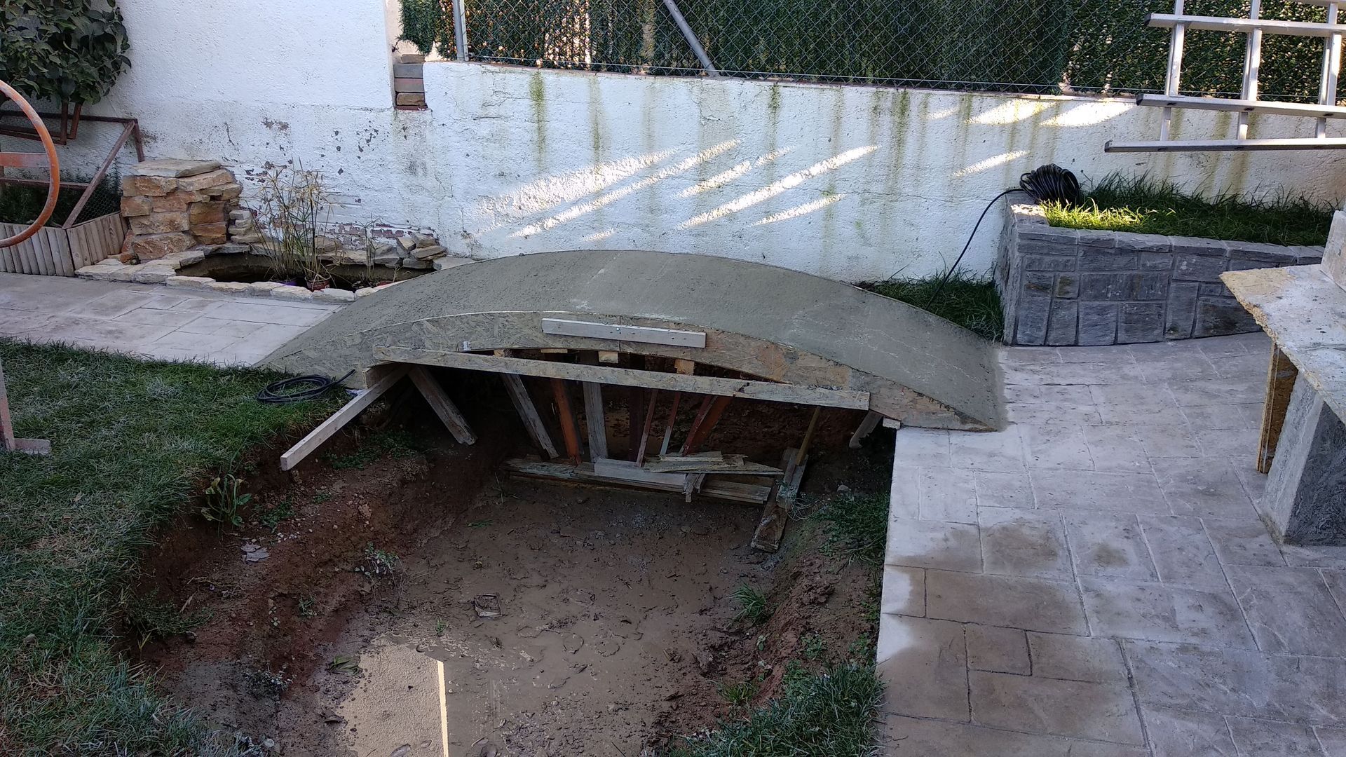 Se está construyendo una rampa de hormigón en un patio trasero.