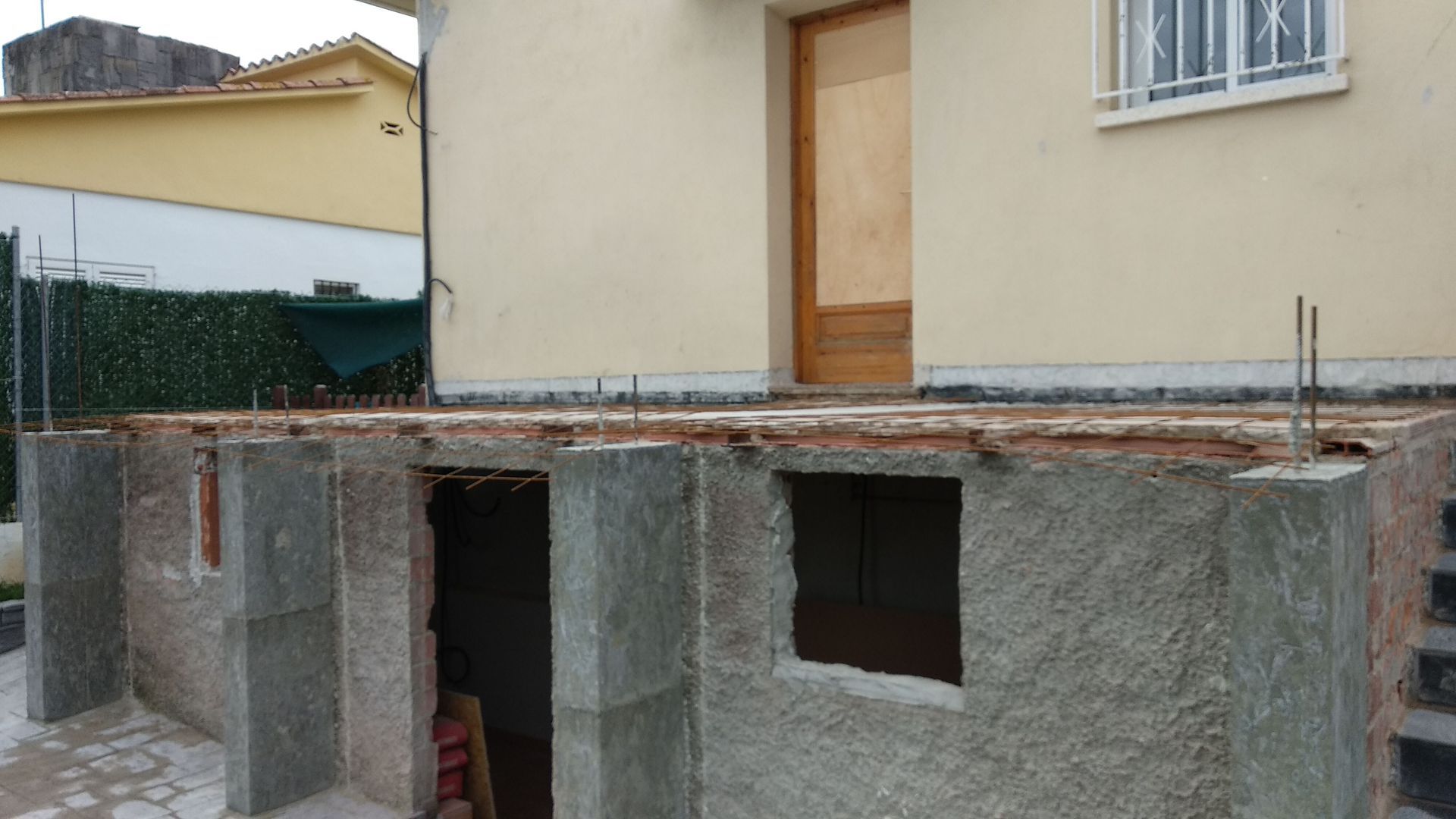 Se está remodelando una casa con paredes y escaleras de concreto.