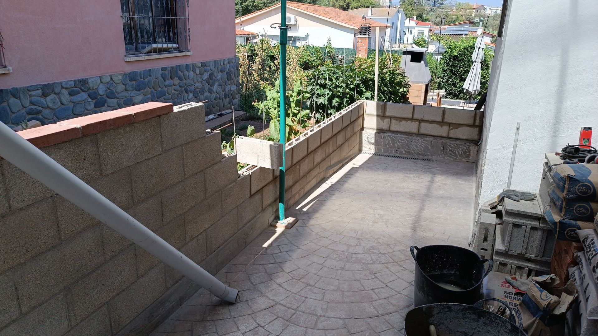 Una escalera que conduce a un edificio con una pared de ladrillos.