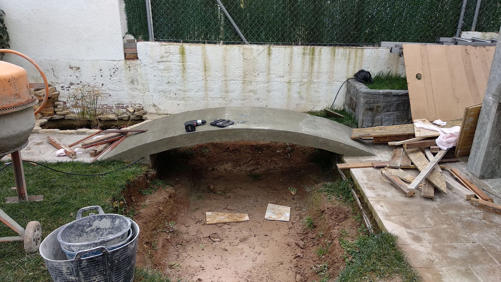 Se está construyendo un puente de hormigón en un patio trasero.