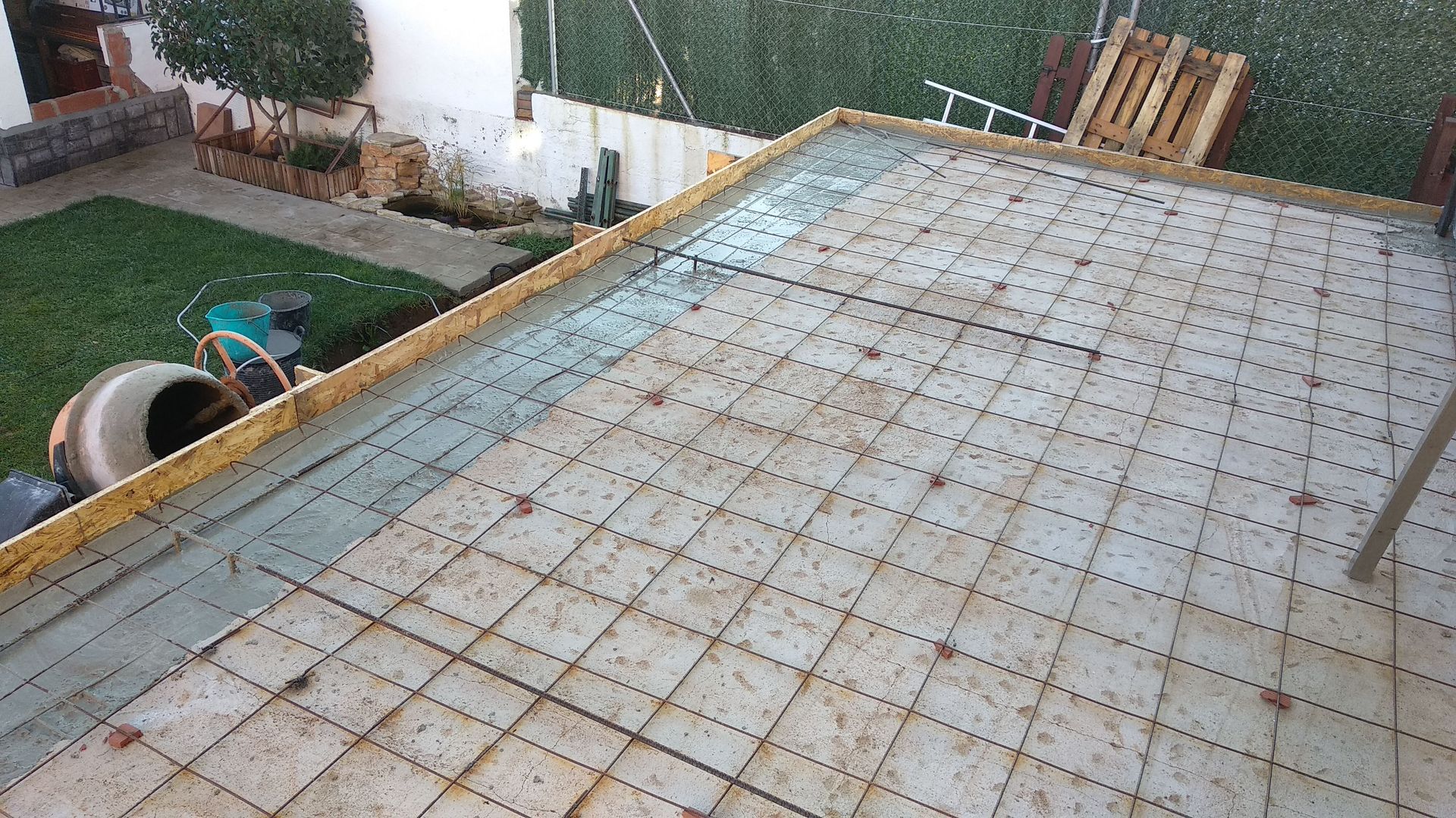 Se está construyendo un techo con muchas tejas.