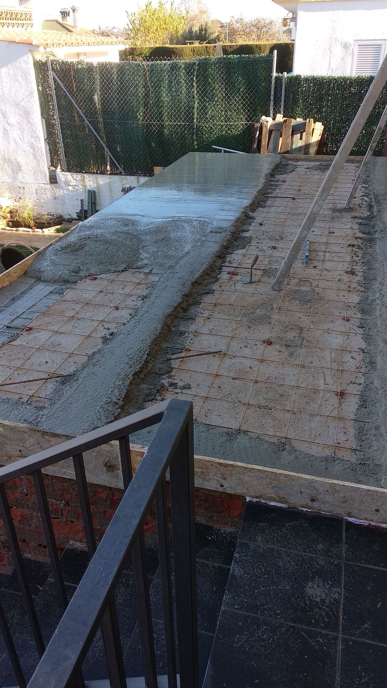 Se está vertiendo un piso de hormigón encima de una escalera.