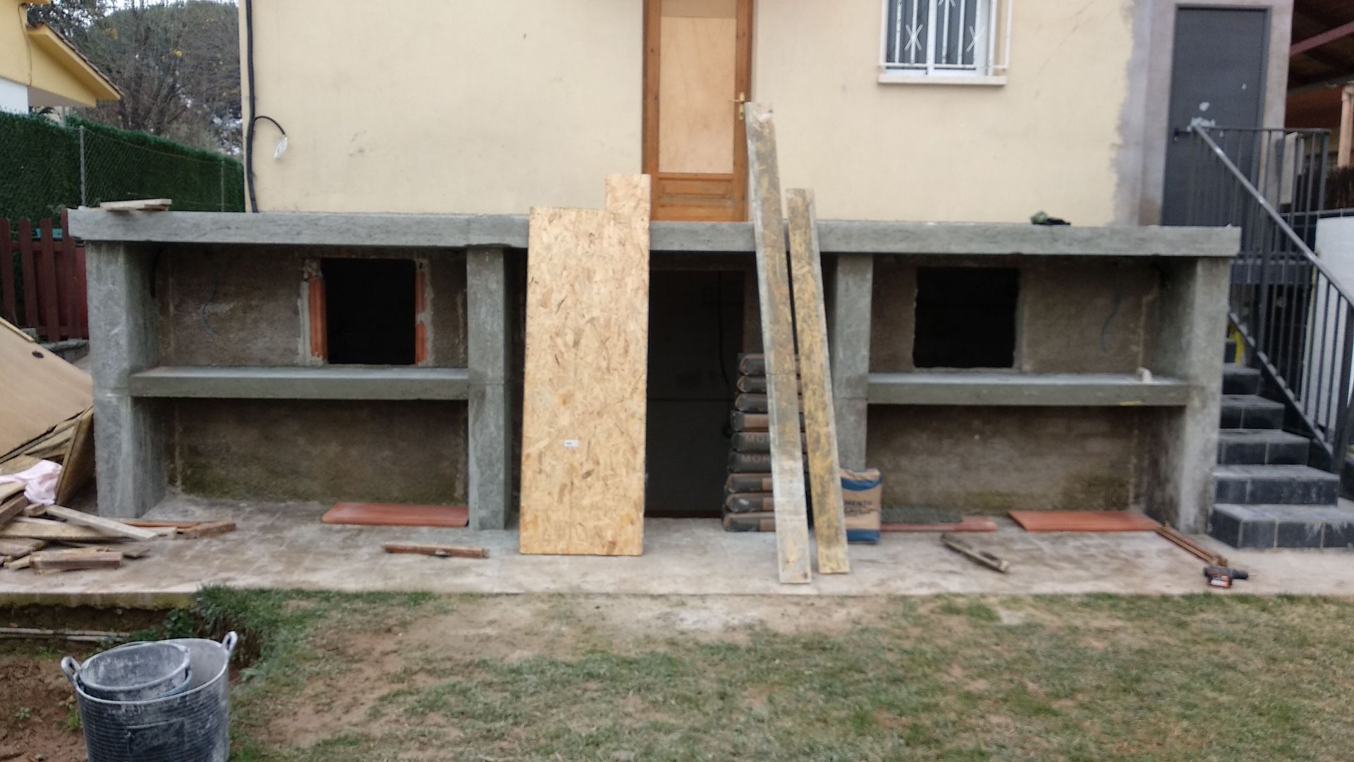 Se está construyendo una casa en un patio trasero con escaleras.