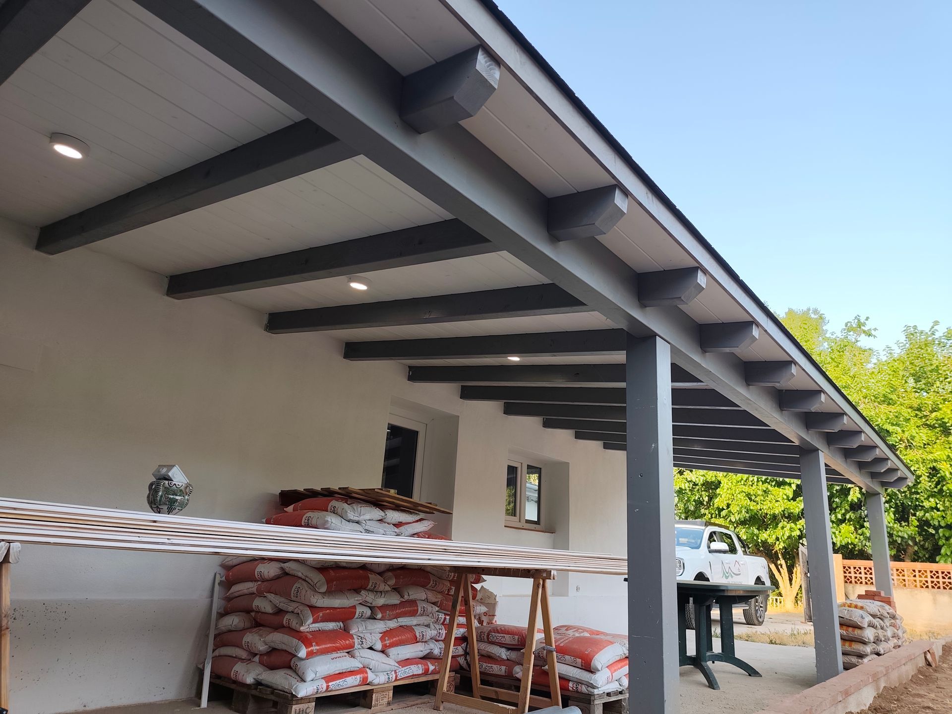 Un porche con muchas bolsas de arena encima.