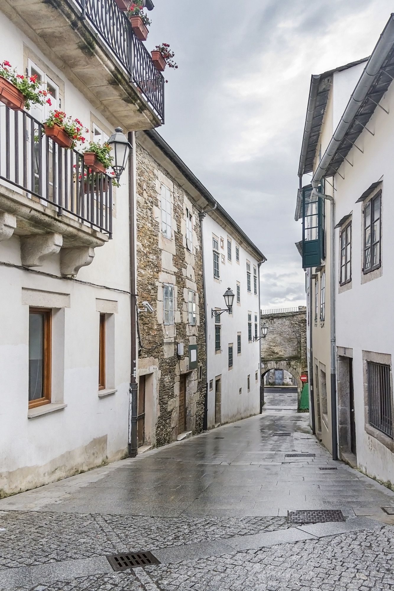 Calle típica del casco histórico de Lugo con suelo de piedra.