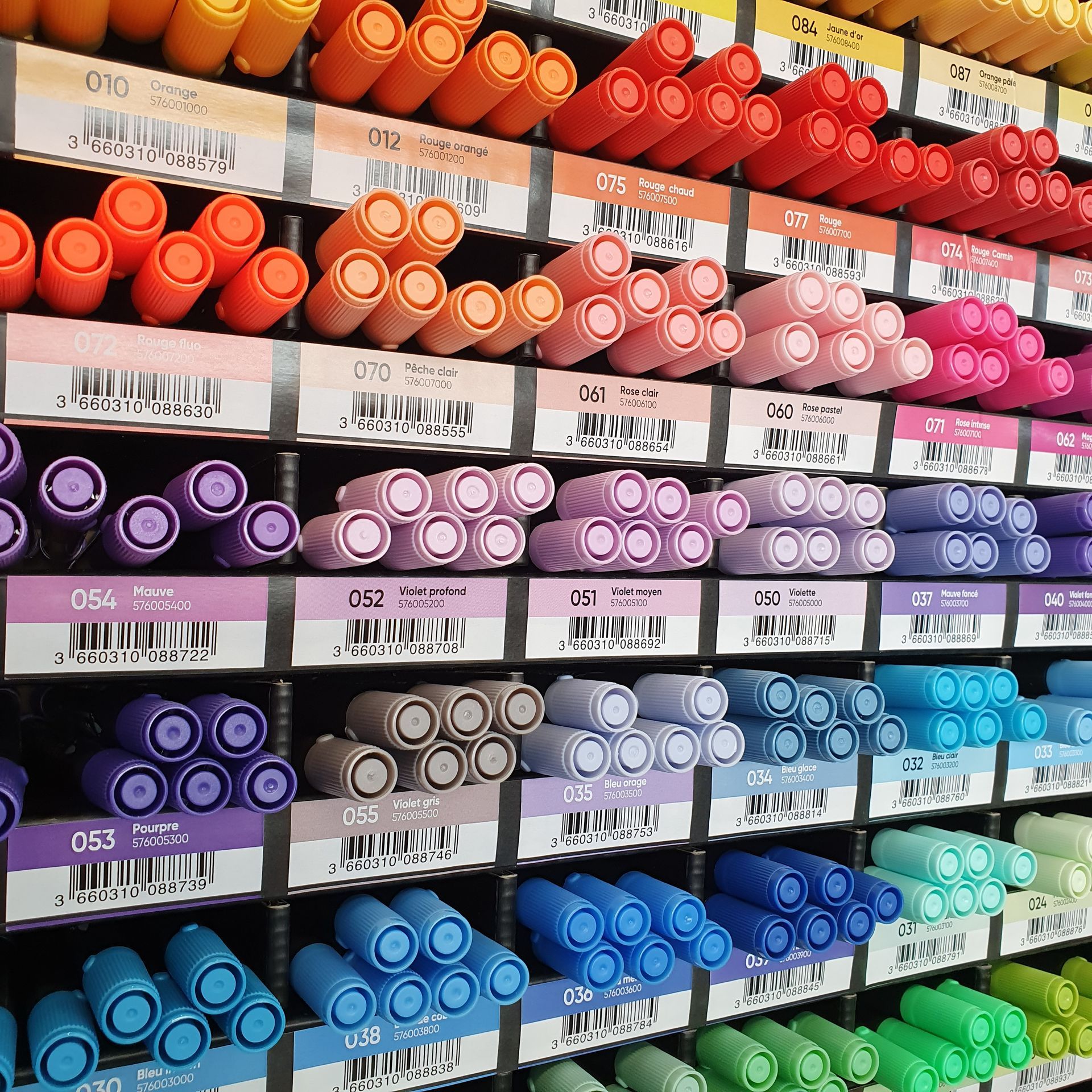 Différentes teintes de feutres pour du dessin ou du coloriage.