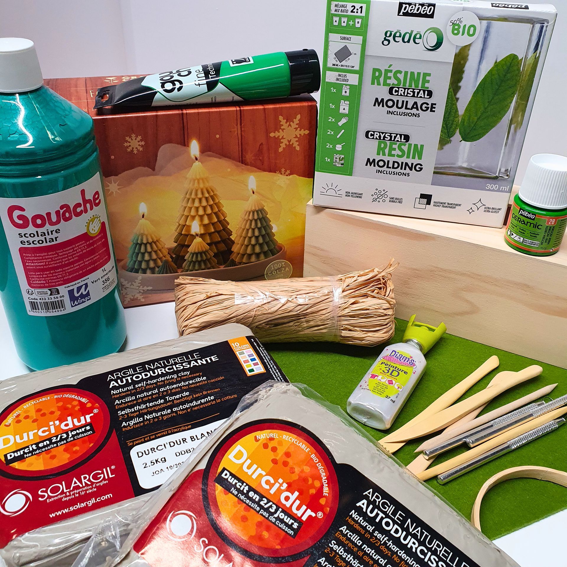 Argile, résine, gouache et autres matériels.