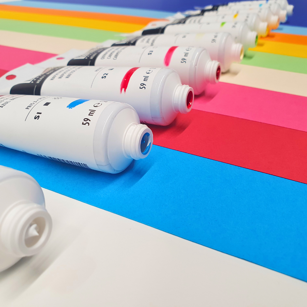 Des tubes de peinture de différentes couleurs.