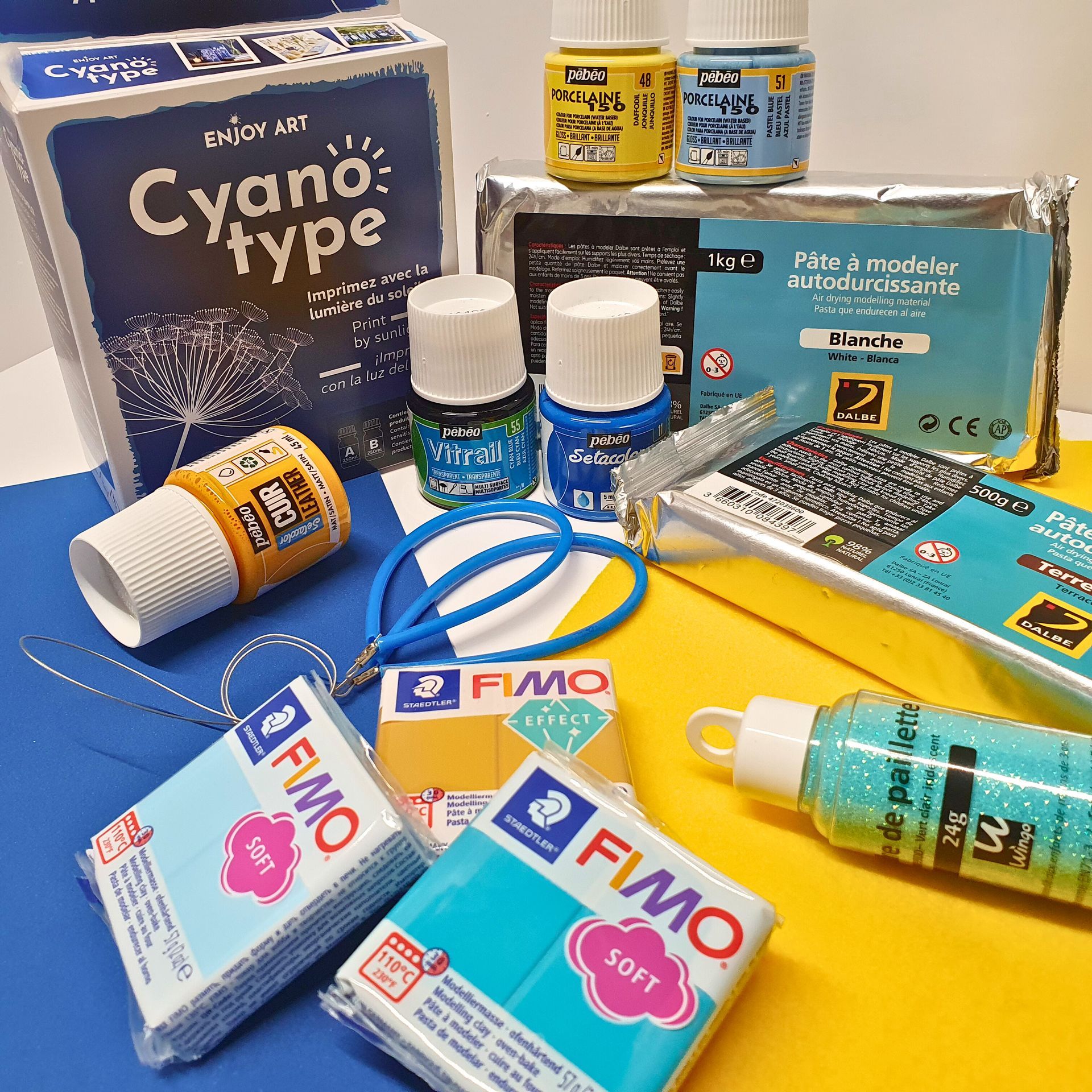 Matériel artistique : pots de peinture pour porcelaine, pâte à modeler, paillettes…