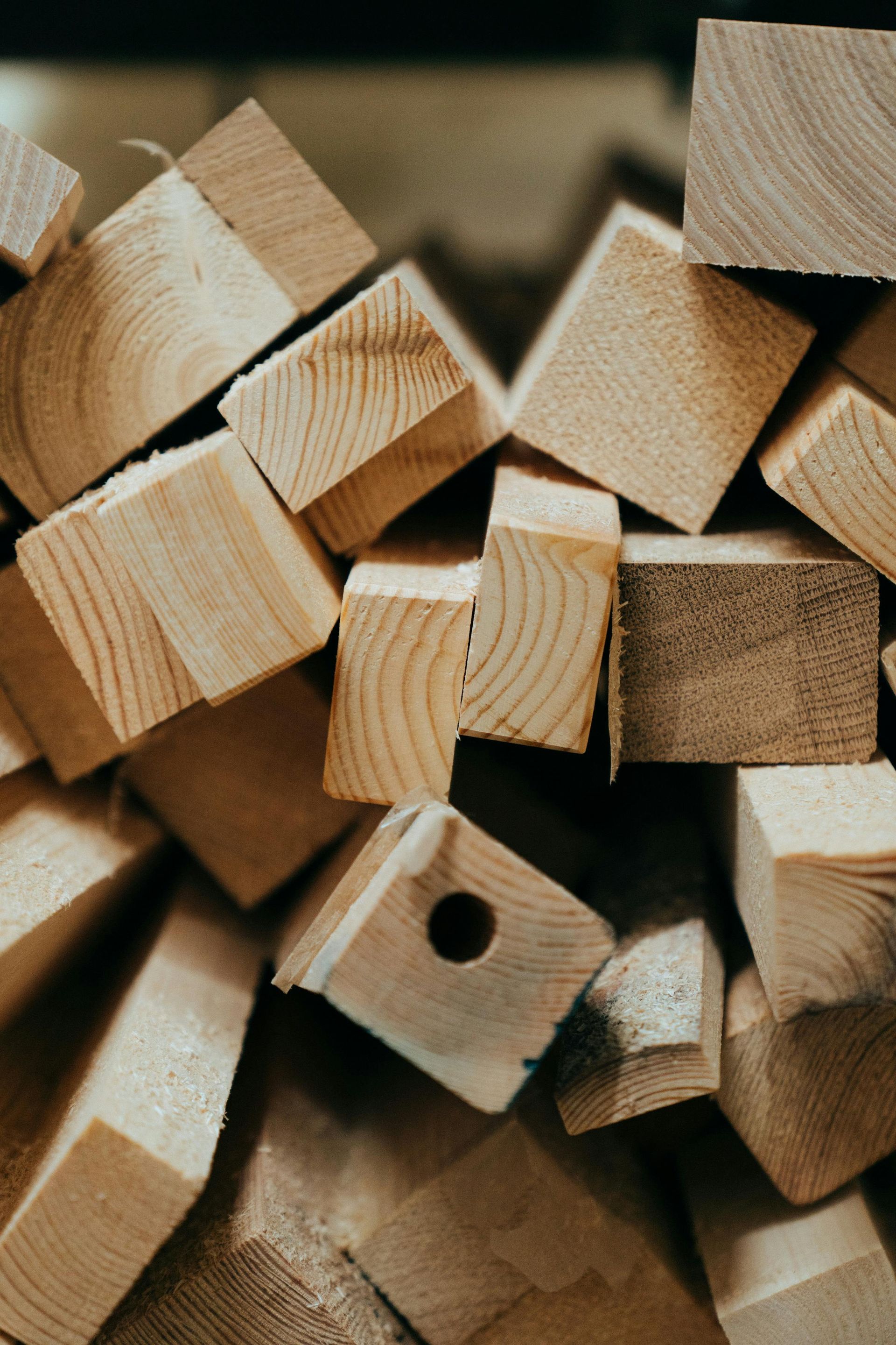 Gros plan d'un bloc de bois empilé