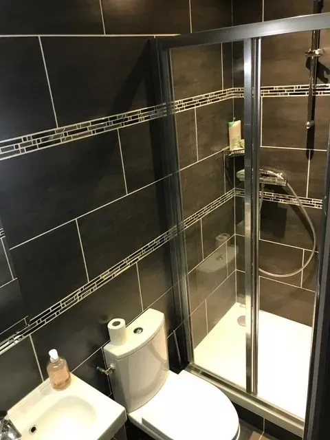 Salle de douche à votre service après le modelage