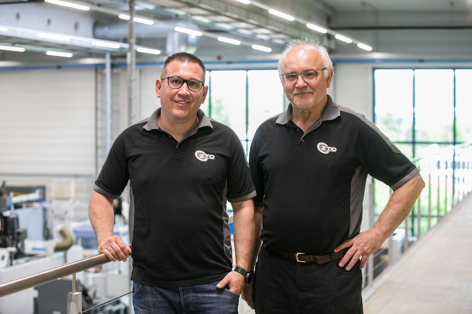 Mechaniker wechselt Bohrer