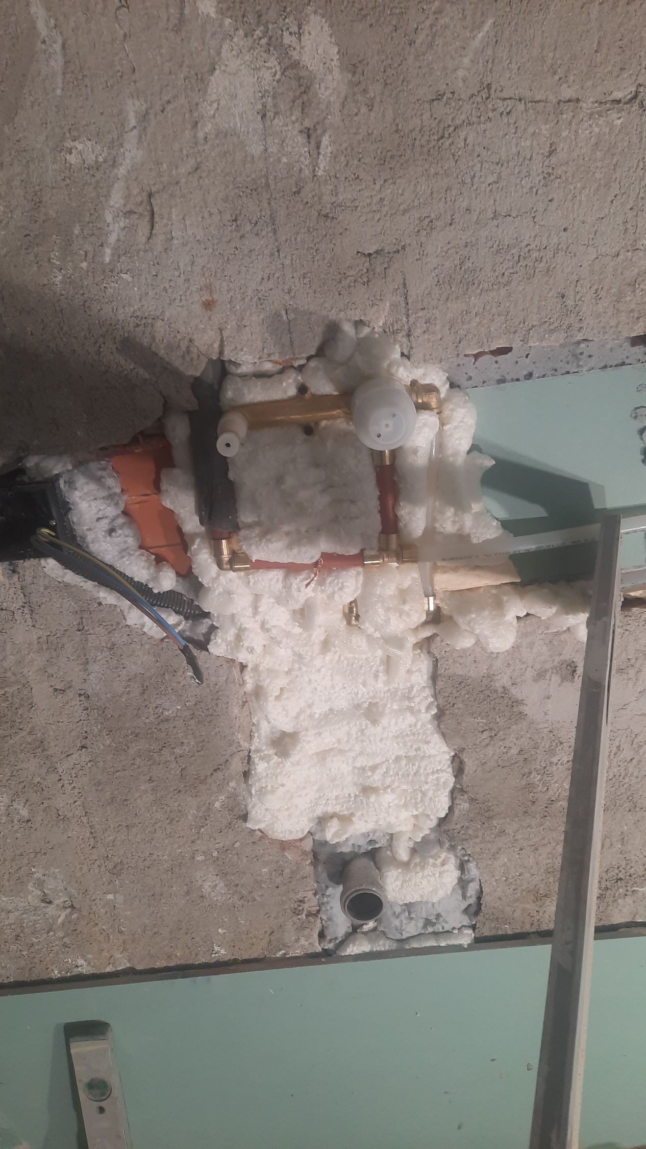 Tuberías y accesorios recubiertos de espuma expansiva