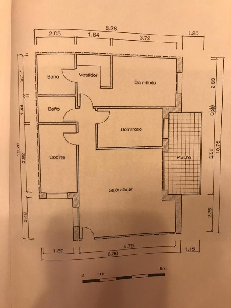 Plano con nombres y medidas de las habitaciones. Las habitaciones incluyen