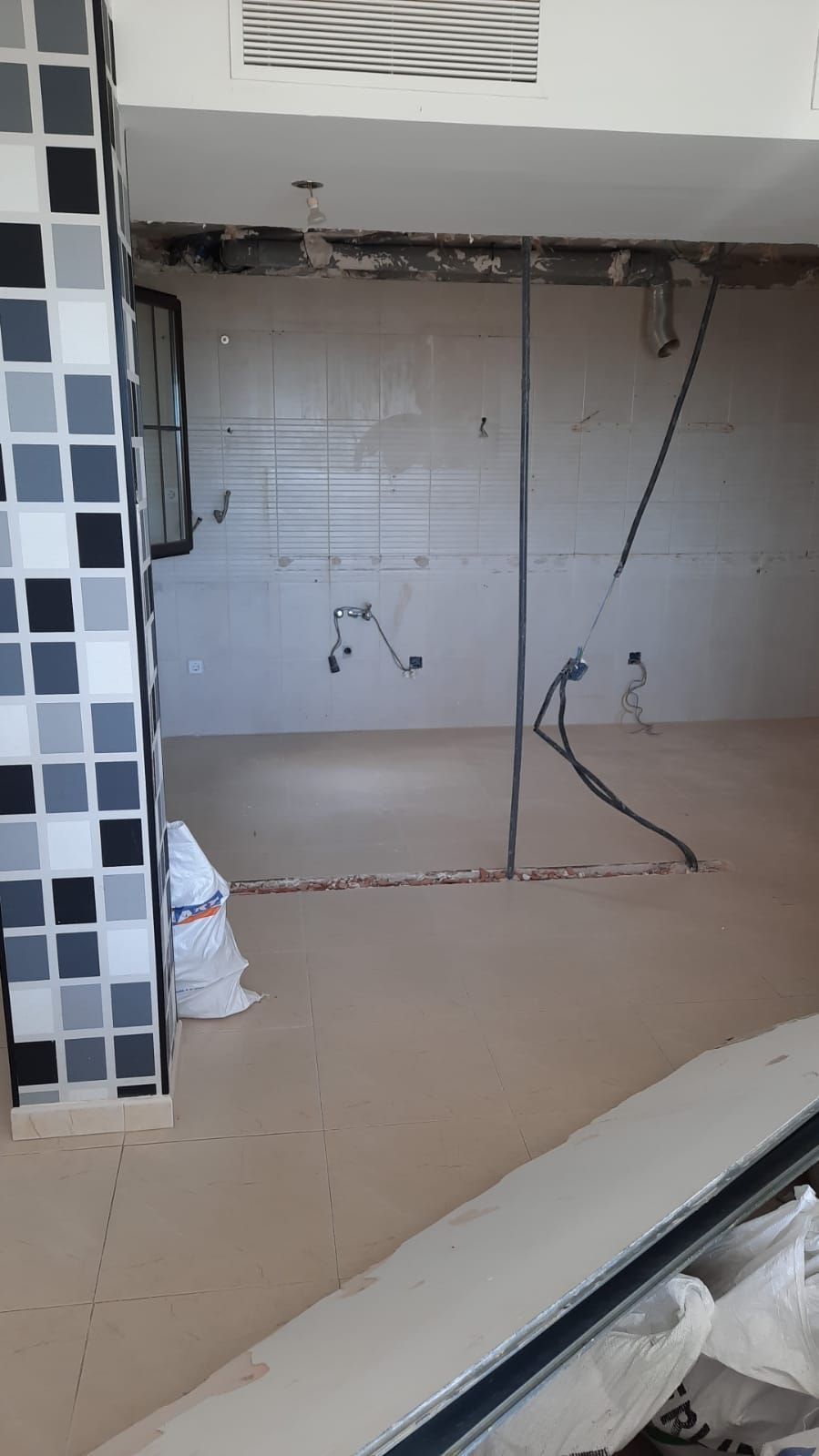 Habitación interior en construcción, paredes desnudas