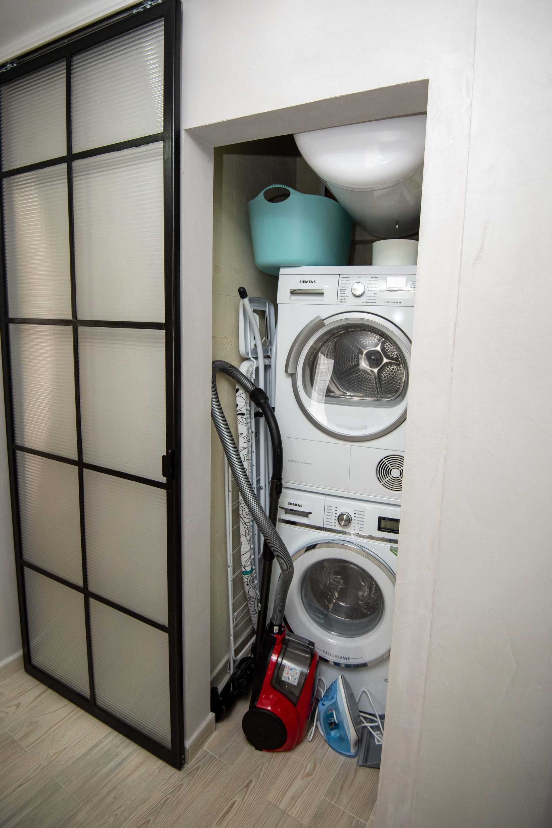 Armario de lavandería con lavadora y secadora 