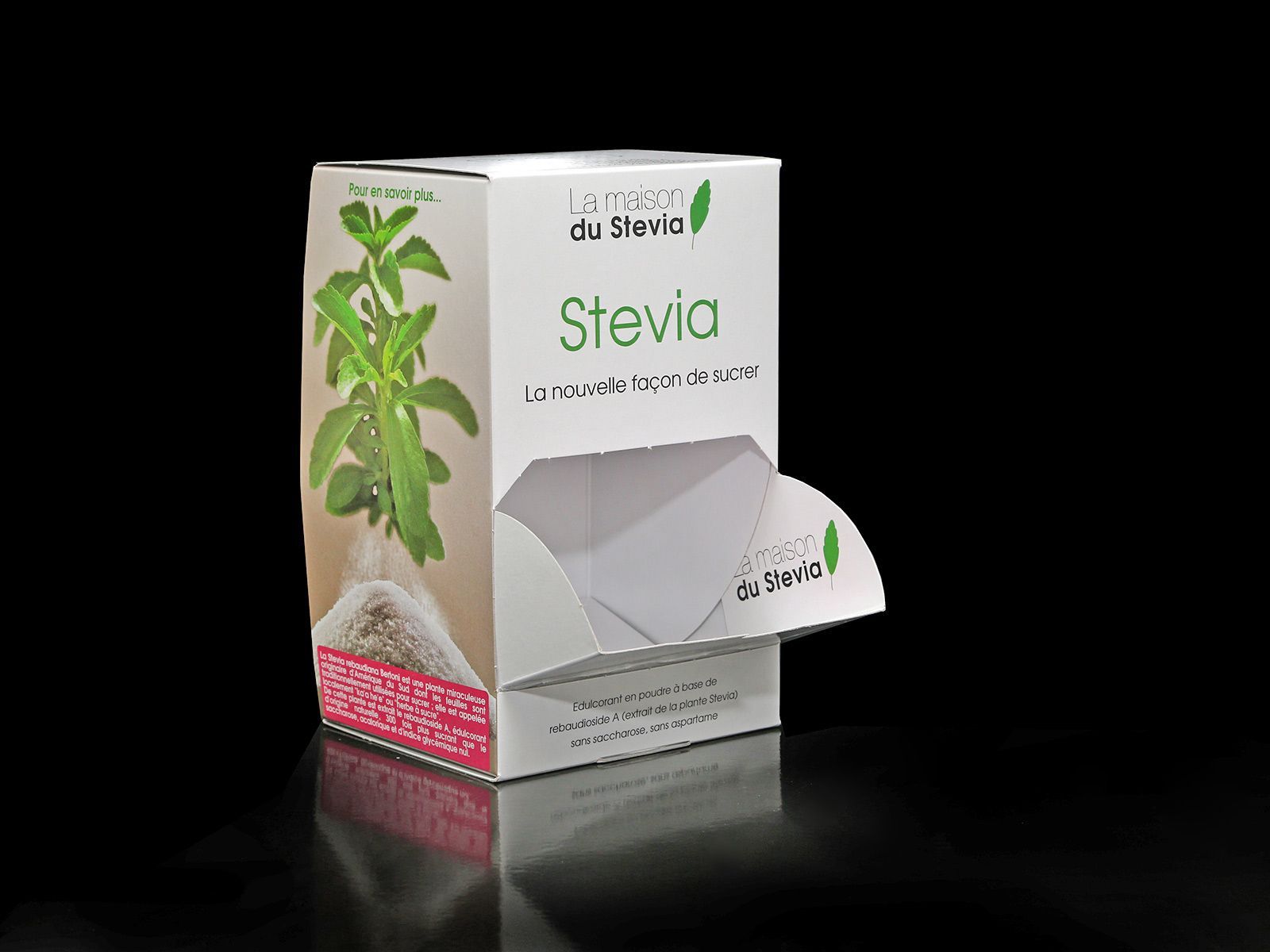 Boîte blanche d'édulcorant « Stévia » avec rabat ouvrant ; fond noir.