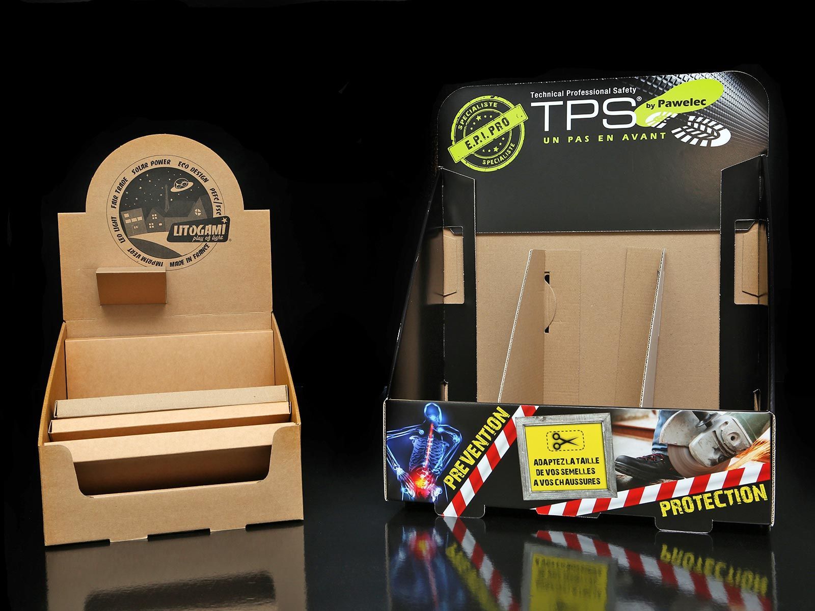 Deux présentoirs en carton sur une surface réfléchissante, l'un avec un logo et un produit, l'autre avec des étagères.