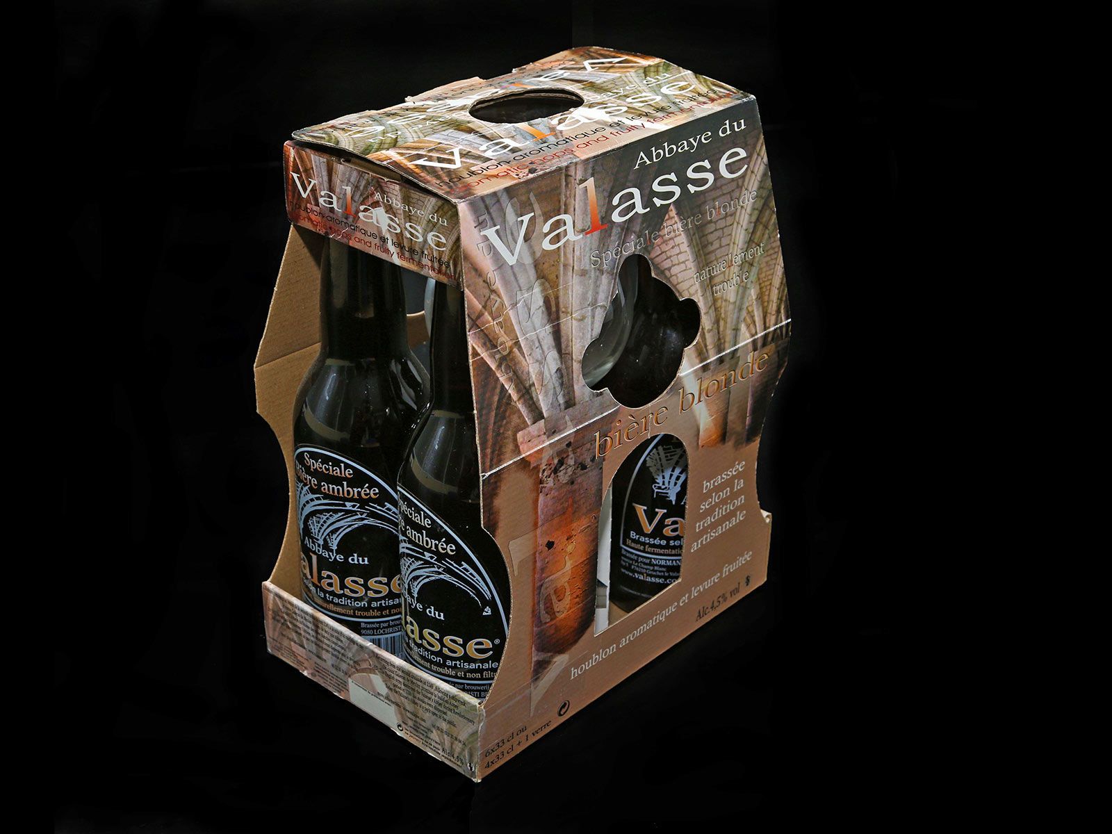 Pack de six bouteilles de bière « Va!asse » dans un emballage en carton.