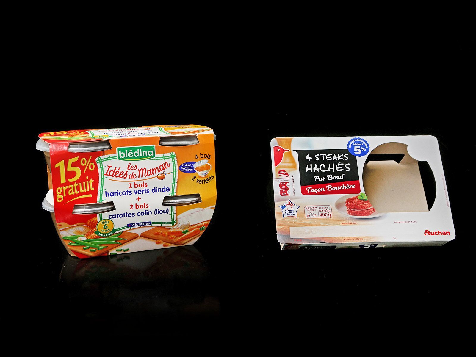 Deux colis alimentaires : l'un contenant du poulet, et l'autre de la purée de tomates.