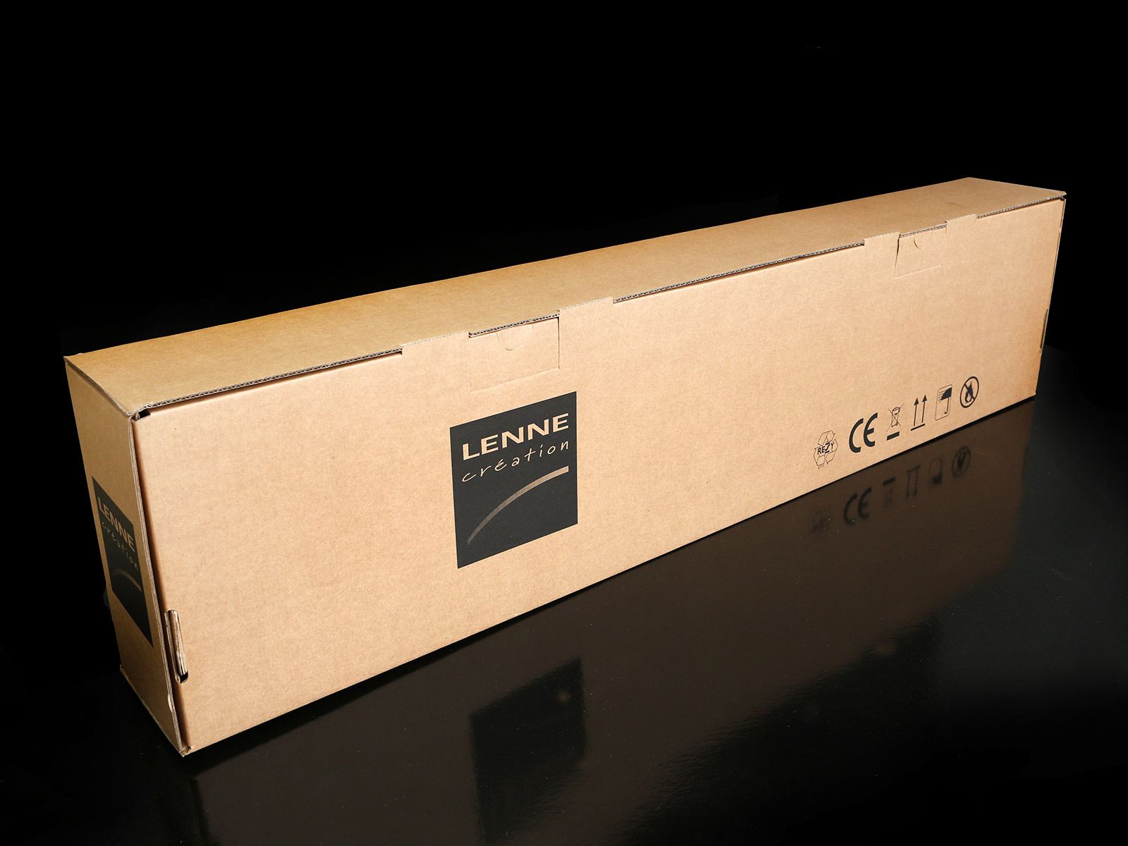 Boîte en carton pour produits Lennar avec logo noir sur fond noir.