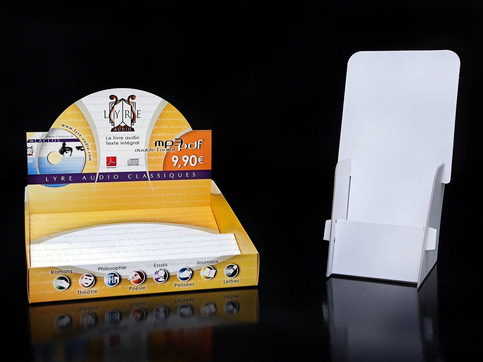 Un présentoir de vente au détail avec le logo du produit et un porte-brochures blanc vierge sur fond noir.