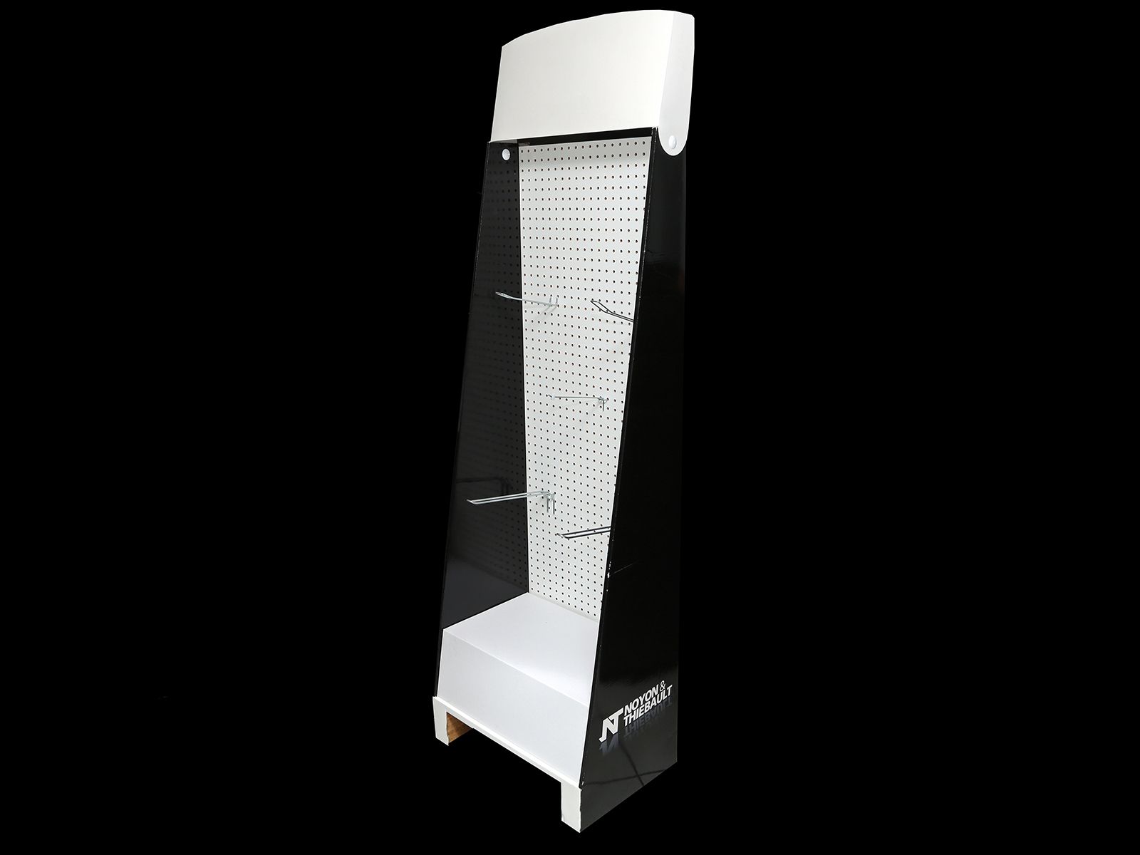Présentoir de vente blanc et noir avec panneau perforé pour suspendre les produits, sur fond noir.
