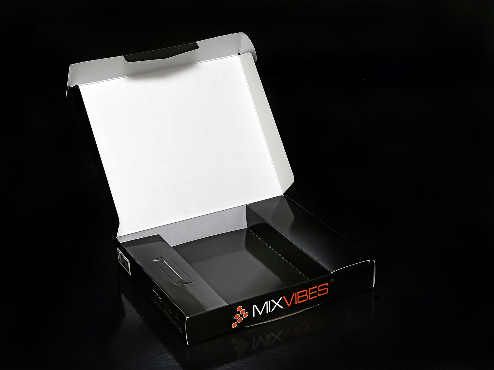 Boîte en carton noir et blanc ouverte, munie d'une poignée et portant le logo MXVEES sur fond noir.