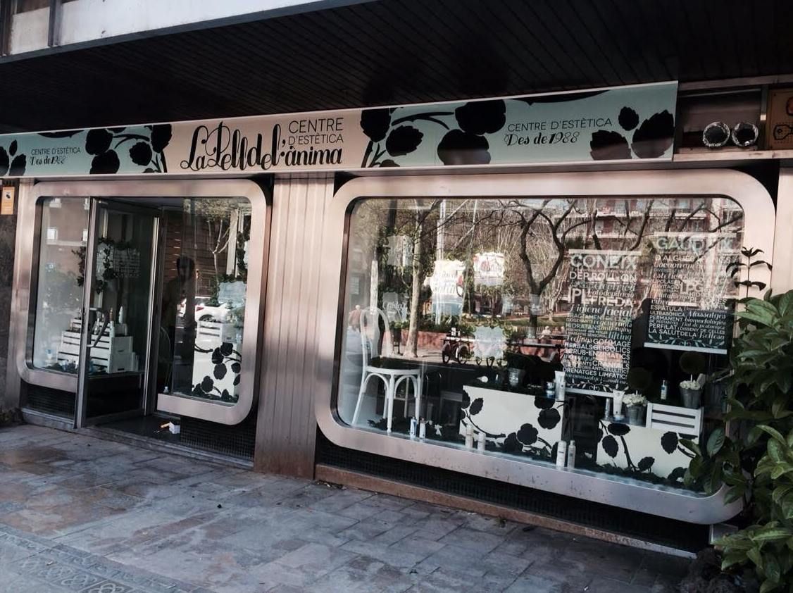 Tienda con escaparates que exhiben mercancía. El cartel superior dice