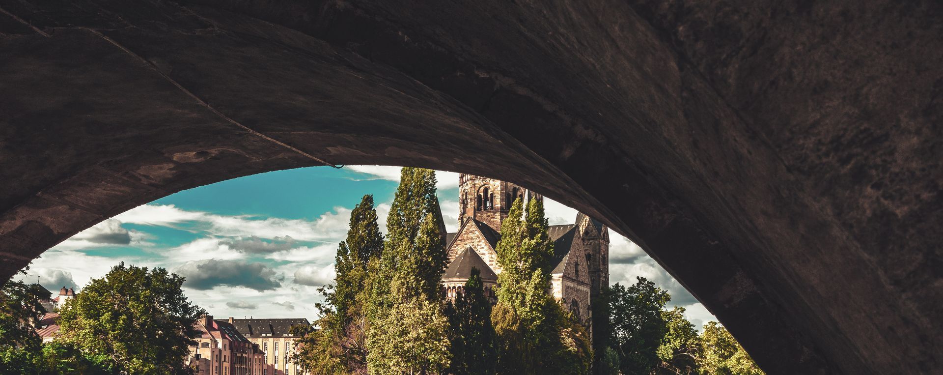 Vue sous pont d'un monument de Metz