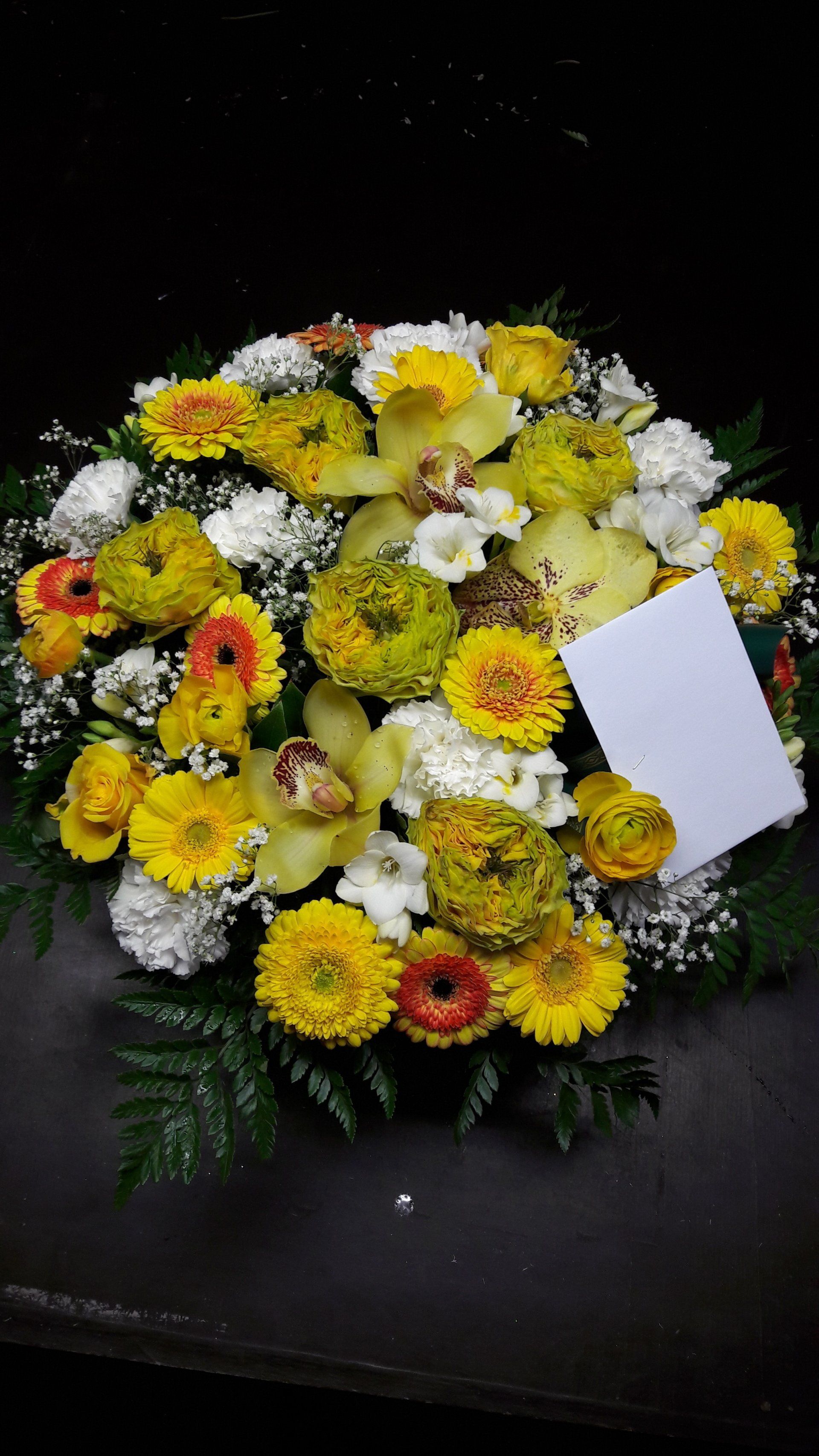 Coussin rond de fleurs jaunes