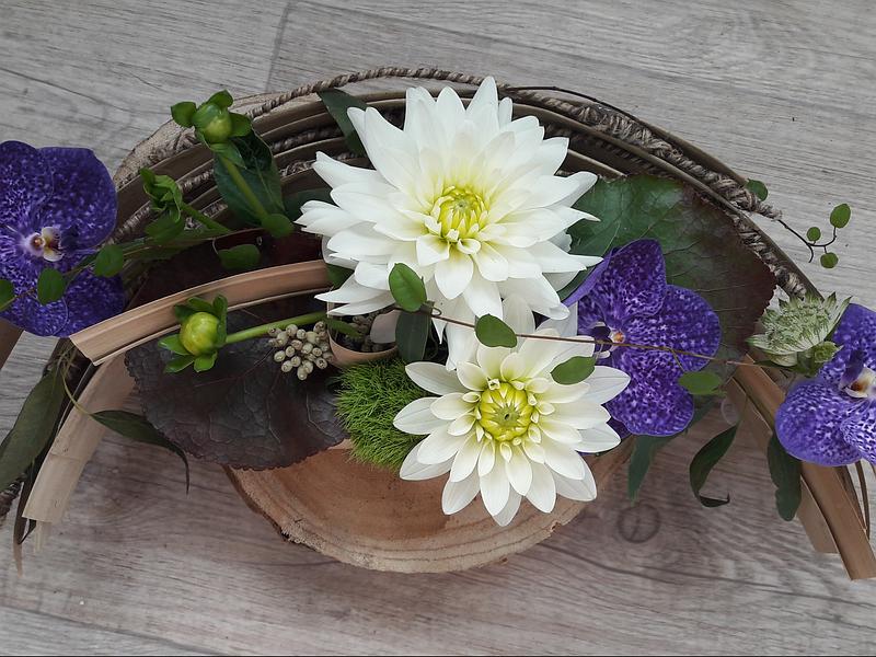 Composition florale de dahlia et violette