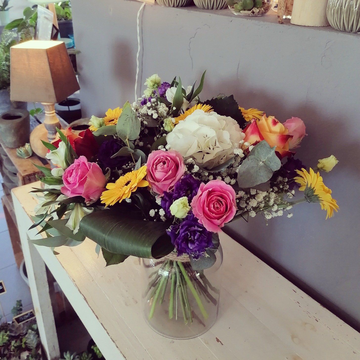 Bouquet de fleurs multicolores comportant du muguet