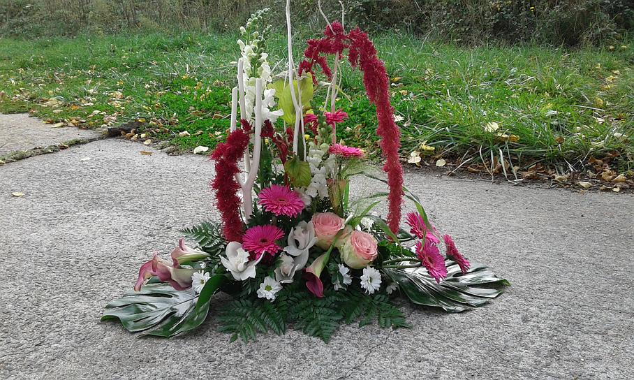 Devant de tombe floral rose