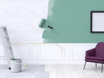 Pièce en cours de rénovation avec une échelle et de la peinture