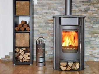 Poêle à bois avec une réserve de bois