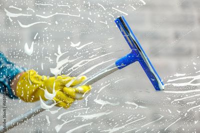 Zwei nebeneinander stehende Einbaubacköfen mit geöffneten Glastüren, eingelassen in eine weisse Küchenwand über einem Holzboden.