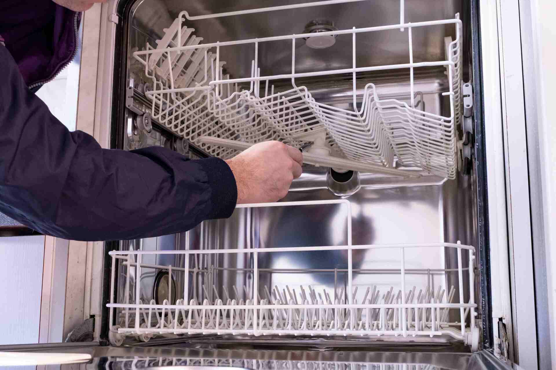 Photo d'un plombier inspectant un lave-vaisselle