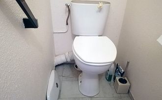Un sanitaire blanc avec en dessous un sachet d'entretien de chez Briochin