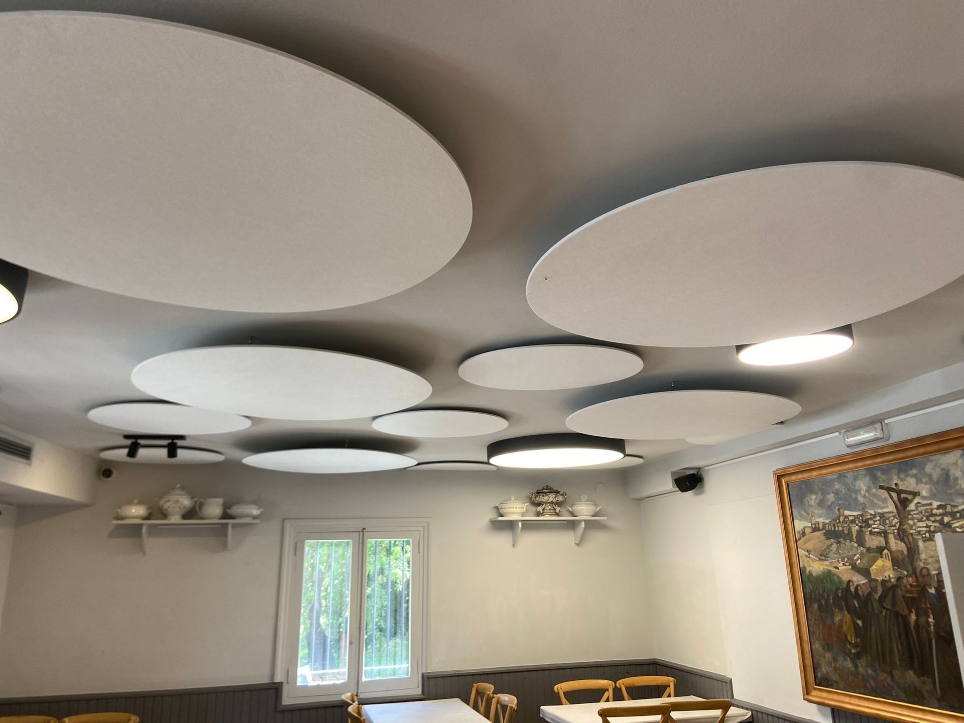 Habitación luminosa con suelo de parqué, ventana y ventilador de techo. Hay un radiador en la pared.