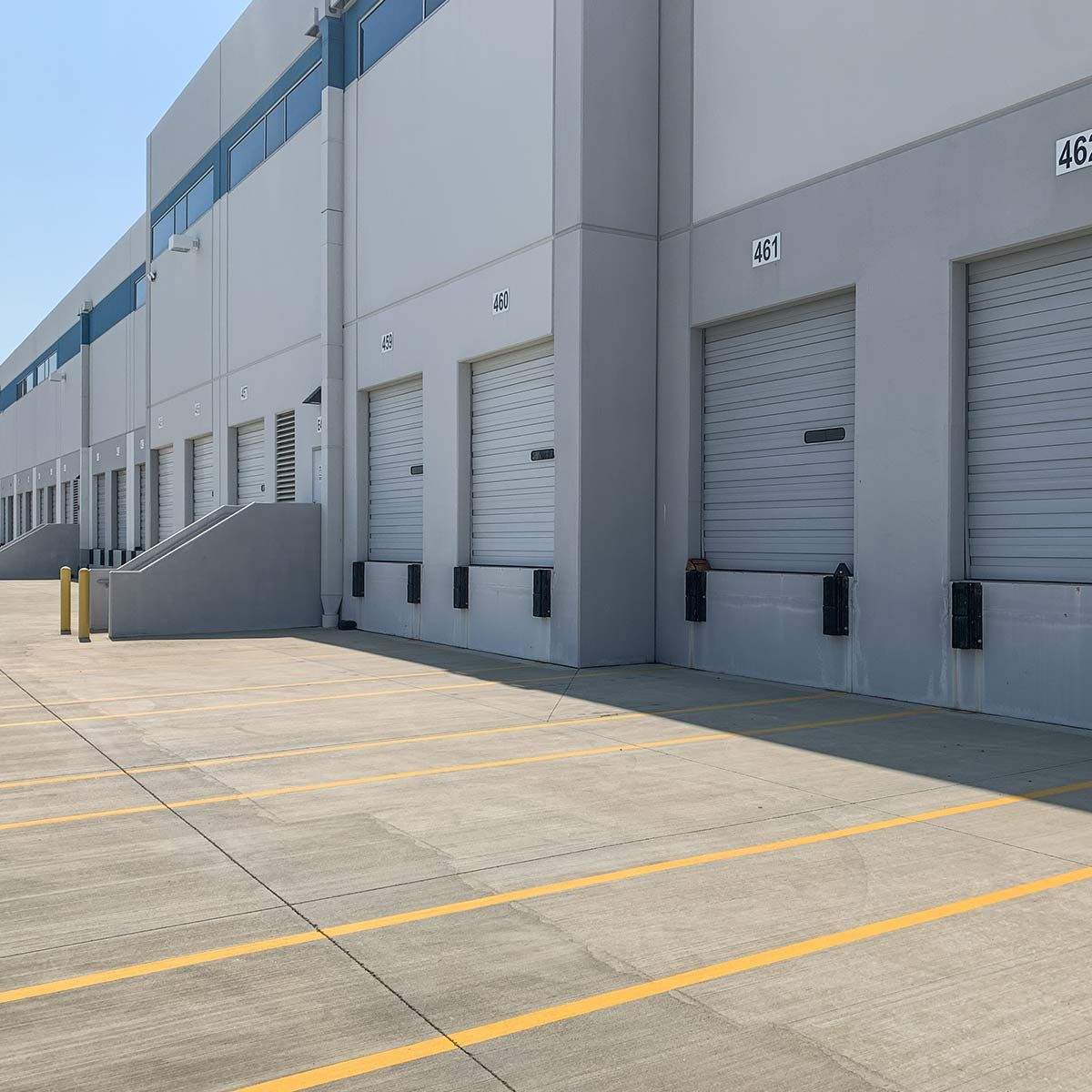 Bâtiment industriel gris avec quais de déchargement