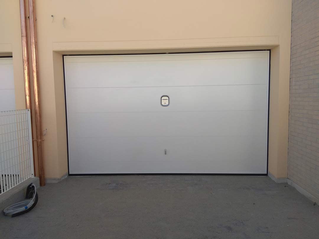 Porte de garage blanche battante