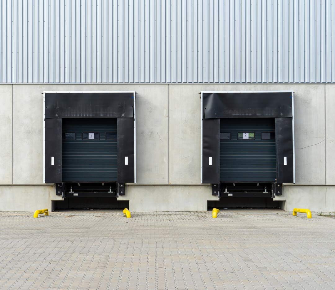 Deux quais de chargement entourés de bloqueurs jaunes au sol