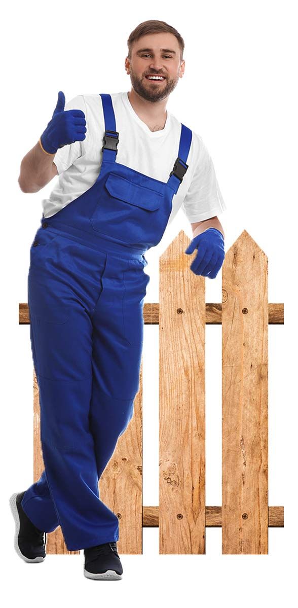 Homme en salopette bleue adossé à une clotûre en bois