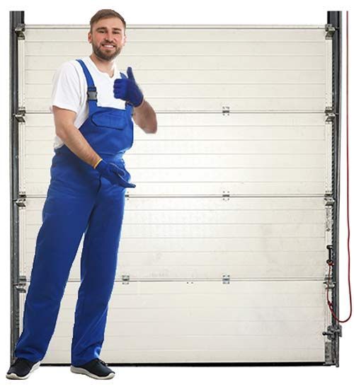 Homme en combinaison bleue devant une porte automatique