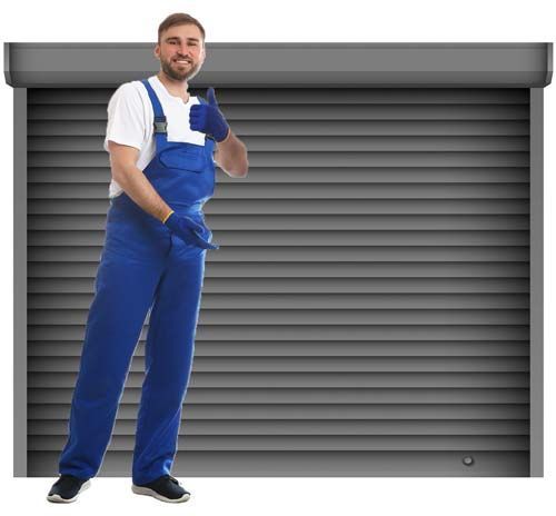 Homme en combinaison bleue devant porte de garage