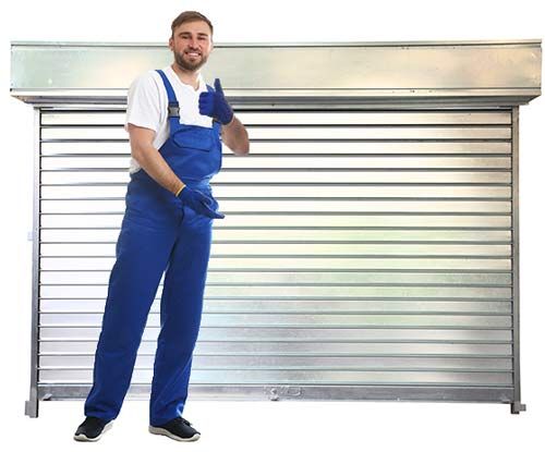 Homme en combinaison bleue devant rideau métallique